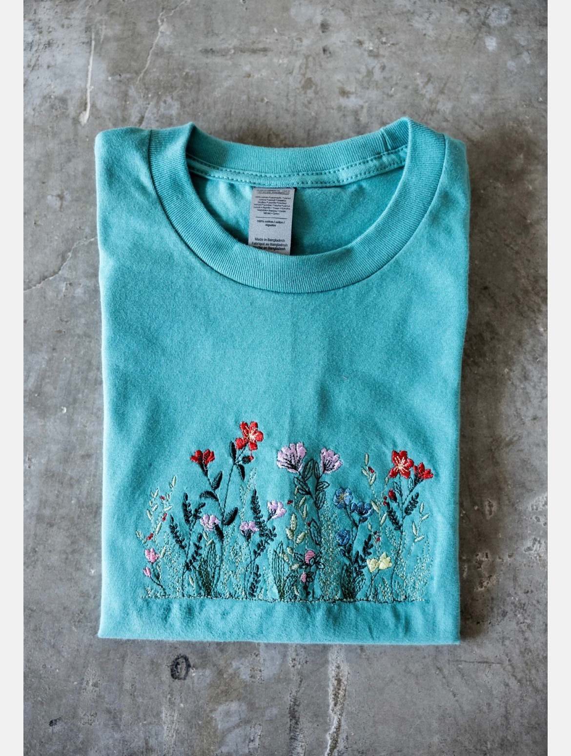 Wild flower and flower bouquet embroidered T-shirt